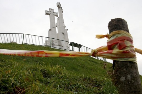 Žemės slenka ir Trijų kryžių kalne, bet lankytojai „stop juostos“ nepaiso