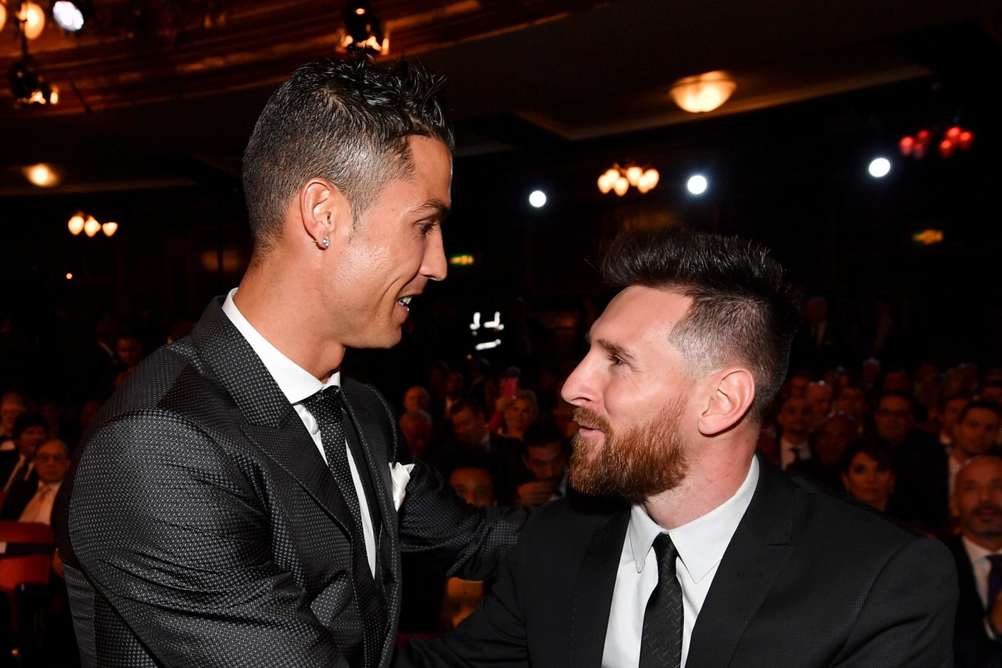  C.Ronaldo ir L.Messi susitikę visada maloniai pasisveikina. <br> AFP/Scanpix nuotr.