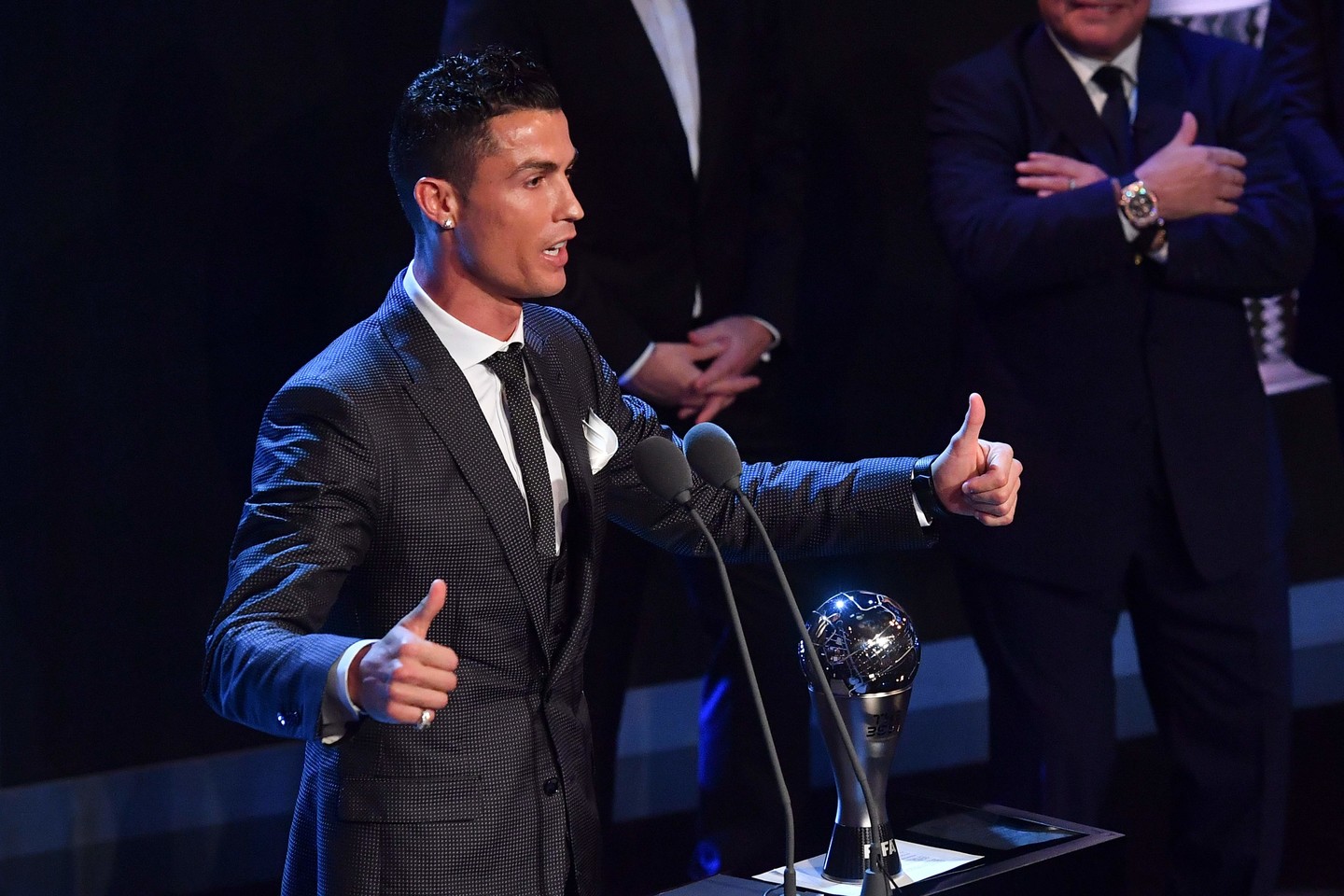  C.Ronaldo vėl laimėjo geriausio FIFA futbolininko apdovanojimą.<br> AFP/Scanpix nuotr.