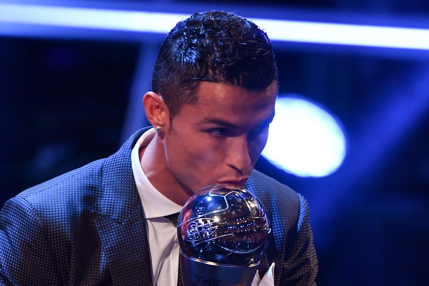  C.Ronaldo vėl laimėjo geriausio FIFA futbolininko apdovanojimą.<br> AFP/Scanpix nuotr.
