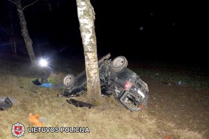 Vilkaviškio rajone automobiliui atsitrenkus į medį žuvo jaunas vyras