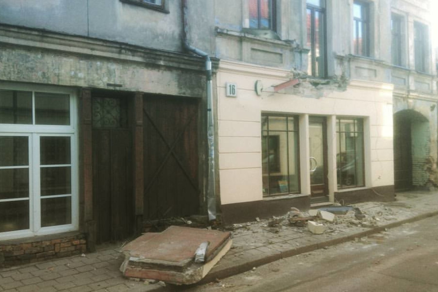  Šiukšliavežis Vilniuje nulupo balkoną, apgadinti ir du automobiliai.<br> Įvykio liudininko Gedimino nuotr.