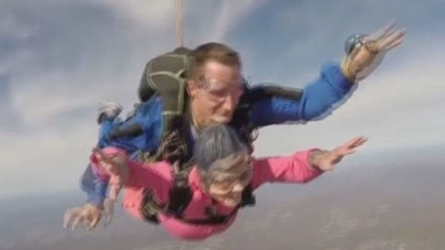 94-ąjį gimtadienį moteris atšventė sklandydama ore