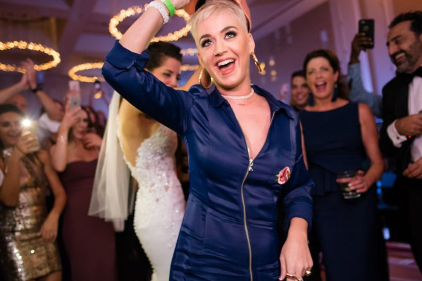  Katy Perry amerikiečių poros vestuvėse.<br> Socialinių tinklų nuotr.