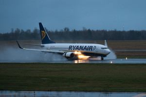 „Ryanair“ pabruko uodegą – nemokamo bagažo taisykles griežtins kiek vėliau