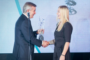 Iškilmingoje ceremonijoje verslo senbuviai pirmą kartą lenkėsi jaunimui