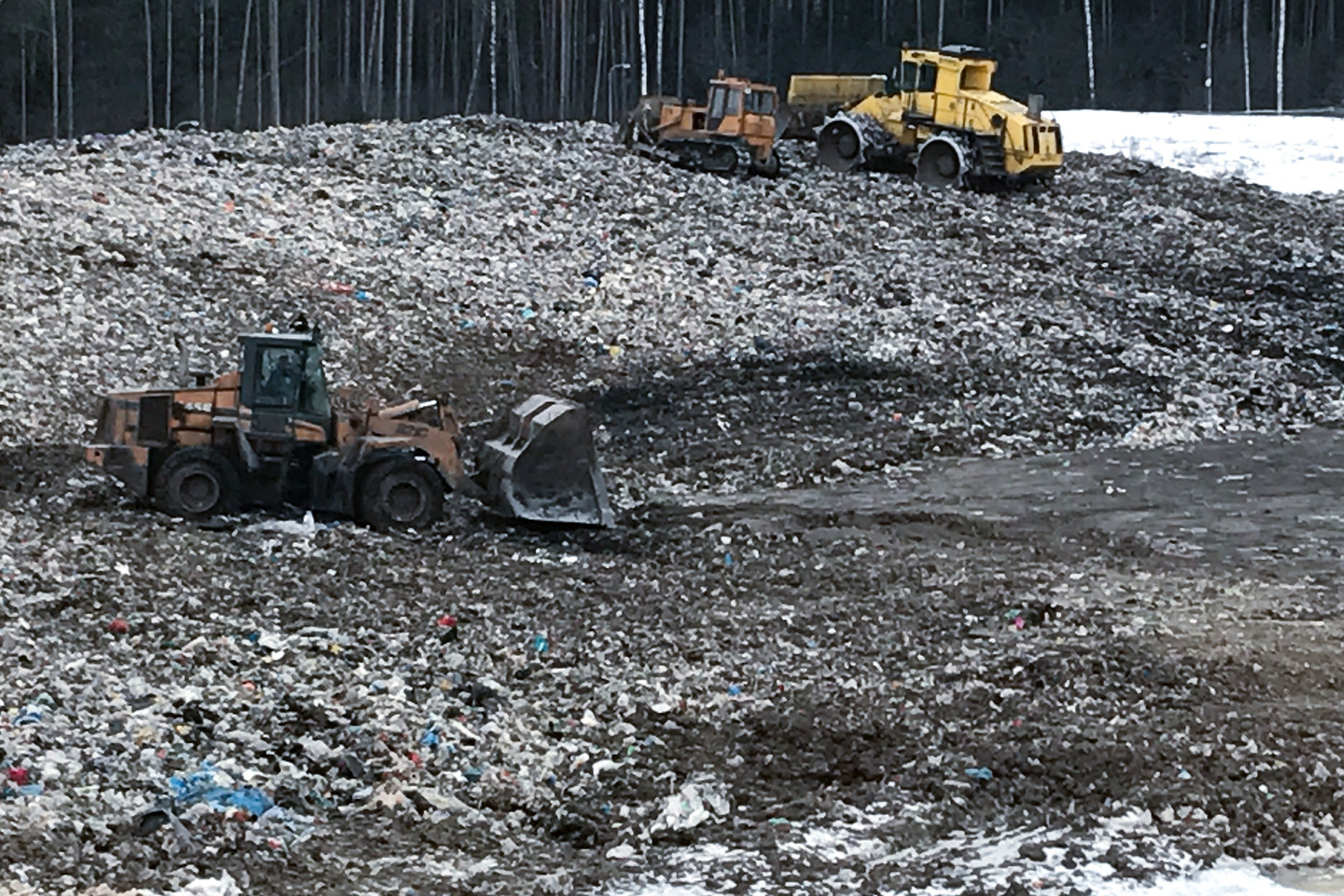 Vilniaus regioninio atliekų tvarkymo centro sąvartyne kaupiasi kalnai atliekų, taip pat - ir atrinktų deginti.