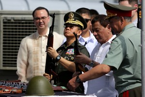 Filipinų prezidentas Rodrigo Duterte priėmė iš Rusijos atplukdytus ginklus