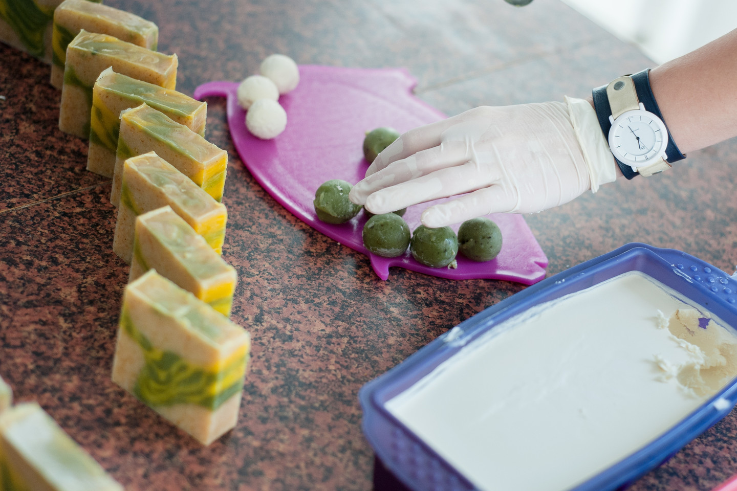 Muilo, ploviklių, valiklių ir blizgiklių, kvepalų bei tualeto priemonių kainos šiek tiek smuktelėjo.