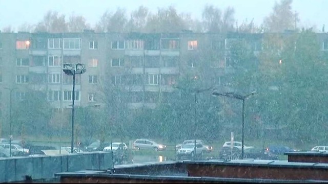 Pirmojo sniego banga ritasi per Lietuvą – vairuotojų laukia išbandymai