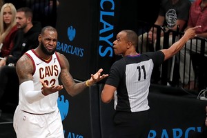 NBA nakties įdomybės: LeBrono kariaunos kluptelėjimas bei „Rockets“ pergalė su sirena 