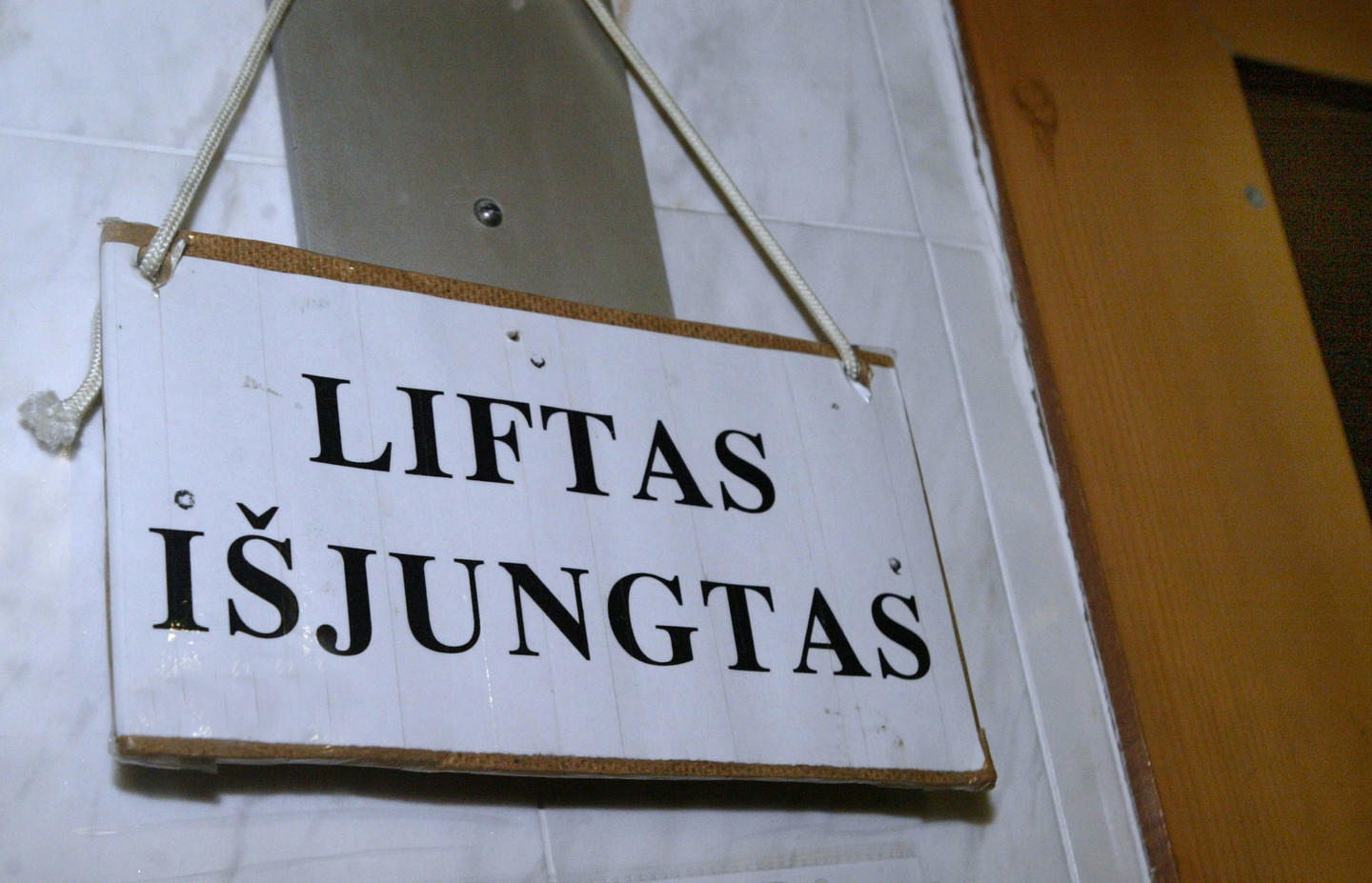 Ugniagesiai vadavo lifte įstrigusį žmogų.