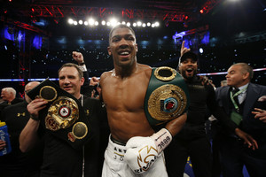 Grožis bokso gerbėjų akims: Anthony Joshua stos ginti čempiono diržų