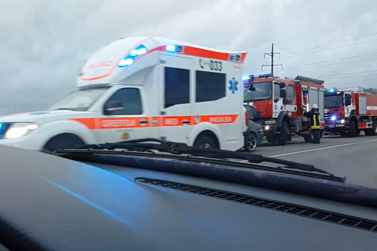 Skaudi avarija Klaipėdos r.: nukentėjo 3 žmonės, 2 iš jų – prispausti.<br> Įvykio liudininkės Jovitos vaizdo įrašo stop kadras.