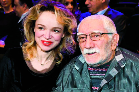 Aktorius Armenas Džigarchanianas triukšmingai skiriasi su 44 metais jaunesne žmona: „Ji – vagilė!“