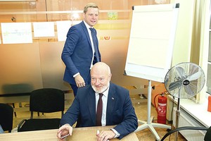 Rinkimų vakarėlių sąmatos – į šiukšlių dėžę