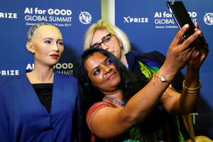 Tai – ne pokštas: pažadėjęs sunaikinti žmones robotas gavo pilietybę