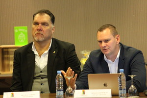 Vieningu kumščiu grūmojantis Arvydas Sabonis žada pažaboti krepšinio agentus