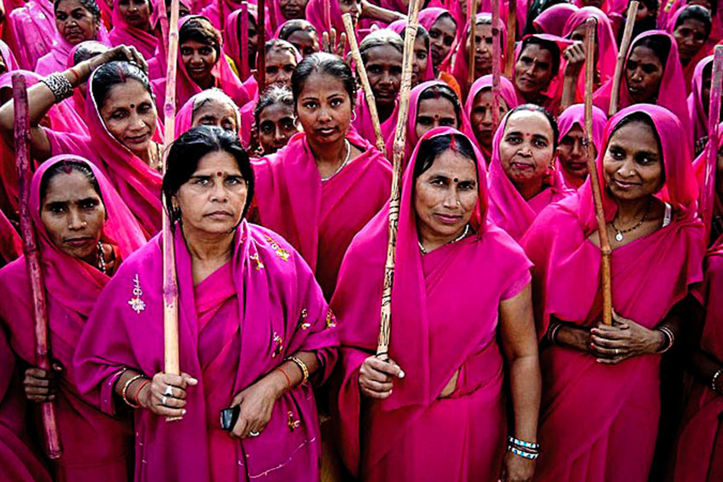  Į rožinės spalvos sarius įsisupusios aktyvistės Indijoje kovoja prieš moterų diskriminavimą ir smurtą šeimoje.