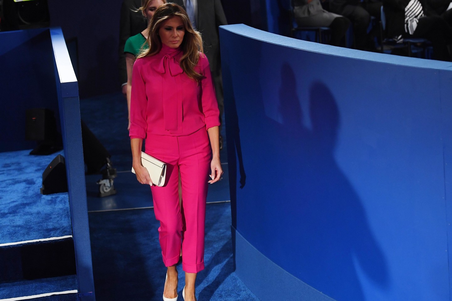 Melania Trump per vieną rinkimų kampanijos renginį pasipuošė rožinėmis kelnėmis ir tokios pat spalvos „Gucci“ madų namų palaidine. Šiai palaidinei gamintojas davė ypatingą pavadinimą – „Pussy Bow“ („Katytės kaspinas“).