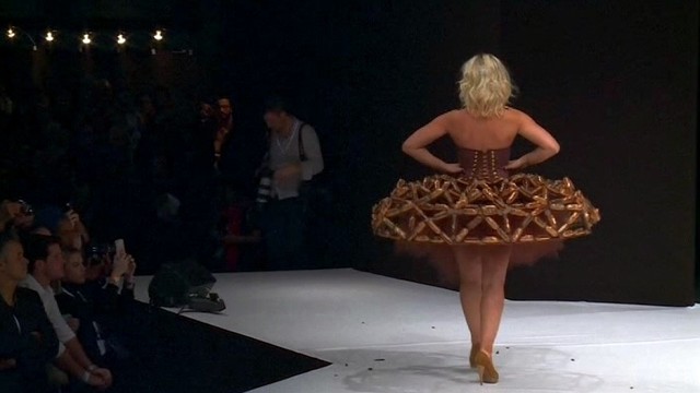 Saldus podiumas Paryžiuje – modeliai pasidabino šokolado rūbais