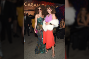 Elegantiškoji Amal Clooney Helovino vakarėlyje pašėlo – moterį sunku atpažinti