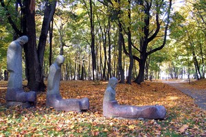 Ant senųjų kapų iškilę modernūs kūriniai sulaukė ir liaupsių, ir kritikos