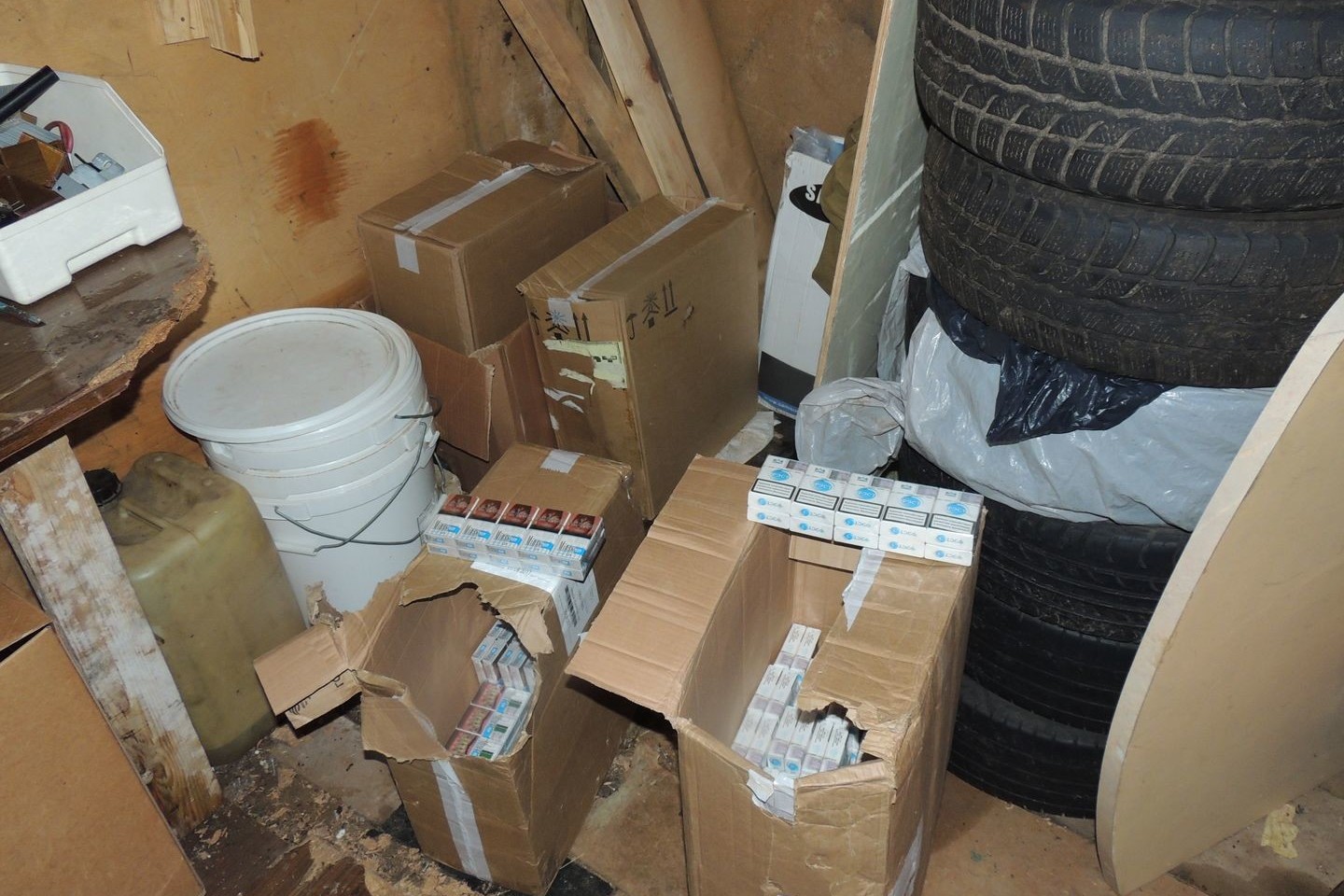 „Laimikis“ Klaipėdoje – 1000 litrų degtinės ir beveik 2000 pakelių cigarečių.