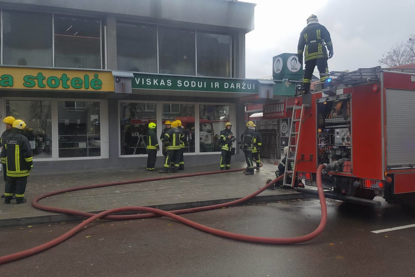Vilniuje gaisras kilo audinių parduotuvėje.<br> T.Bauro nuotr.