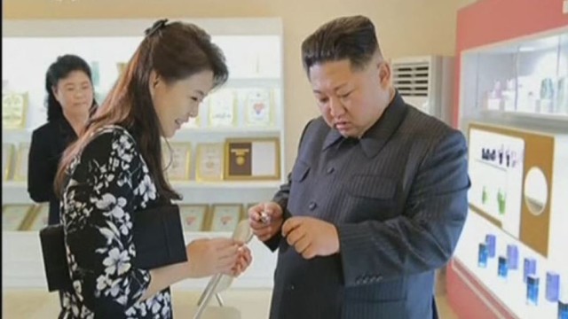 Šiaurės Korėjos lyderis po ilgos pertraukos viešumoje pasirodė kartu su žmona