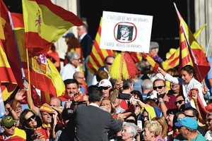 Politinis sąmyšis Katalonijoje: lyderis pabėgo, gyventojai skėsčioja rankomis