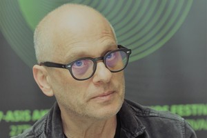 Lietuvoje garsus JAV kūrėjas meldėsi prie senelių kapų