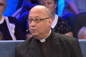 Kunigas Sigitas Bitkauskas pasakojo, kas vyksta apsėstiems žmonėms 