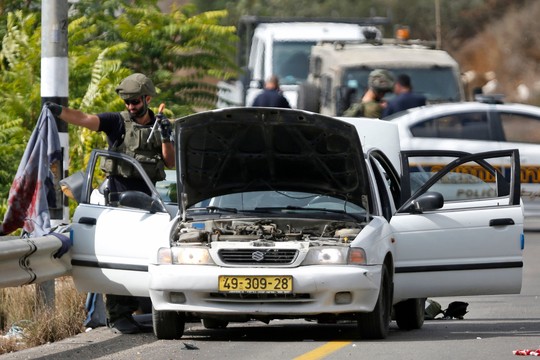 Izraelio kariai Vakarų Krante apšaudė „įtartiną“ automobilį ir nukovė palestinietį