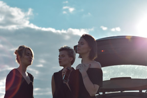 Pamatykite: unikalias dainas atliekanti grupė „Okata“ pristato pirmąjį vaizdo klipą