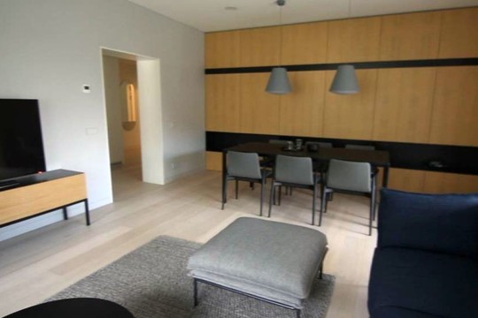 Tamsų šeimos būstą Vilniuje pavertė šviesia ir jaukia namų oaze