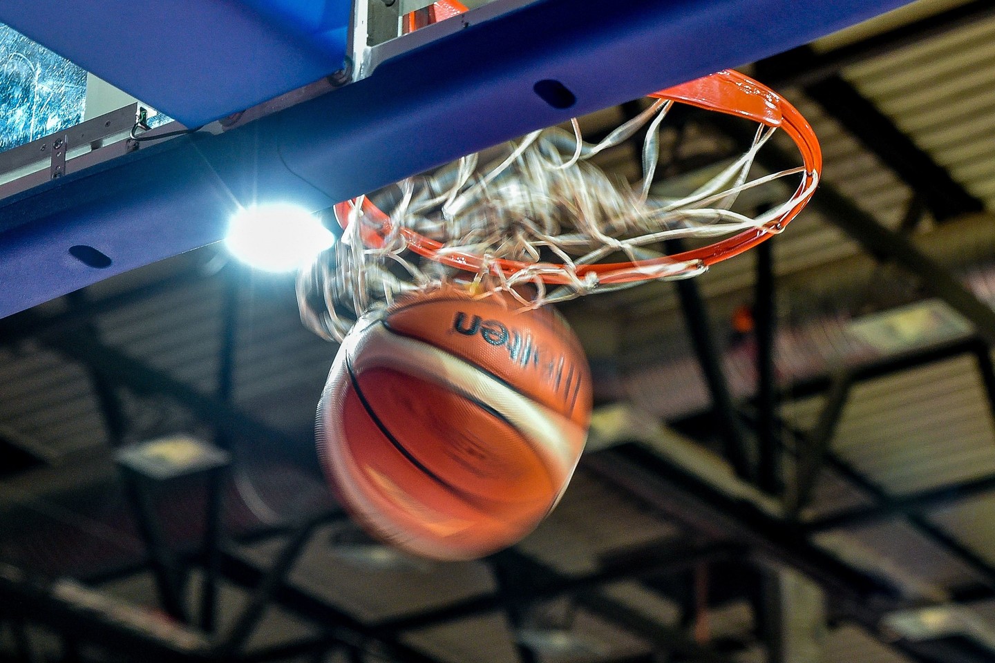 Laisvam švaistymui skiriamos biudžeto lėšos ir nusikalstama sporto organizacijų vadovų nekompetencija naikina sportą.