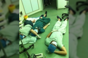 Chirurgai tiesiog susmuko ant žemės: priežastis tikrai verčia iš kojų