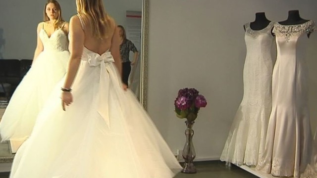 Sostinės proginių suknelių salonai nubausti už kartelinį susitarimą