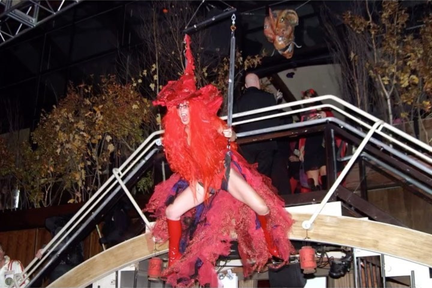  2004-ieji. Tais metais Heidi persikūnijo į raudonplaukę go-go šokėją raganą.<br> instagram.com/heidiklum nuotr.