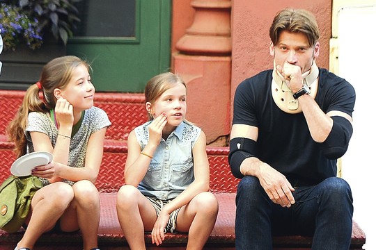 Aktorių išgarsinęs „Sostų karų“ niekšo vaidmuo kiša koją auklėjant dukras