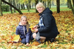 Paralyžiuotą mergaitę ant kojų pastatė mitais apipintas gydymas