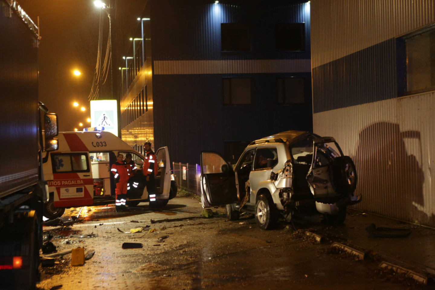 Praėjusios paros avarijose žuvo du žmonės, dar 38 buvo sužaloti.