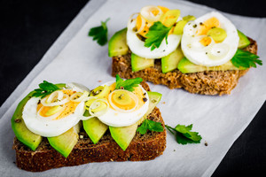 Dietologė atskleidė idealių pusryčių formulę