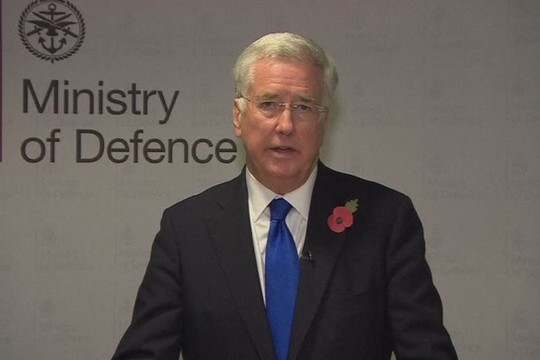Dėl galimo priekabiavimo atsistatydino Didžiosios Britanijos gynybos sekretorius