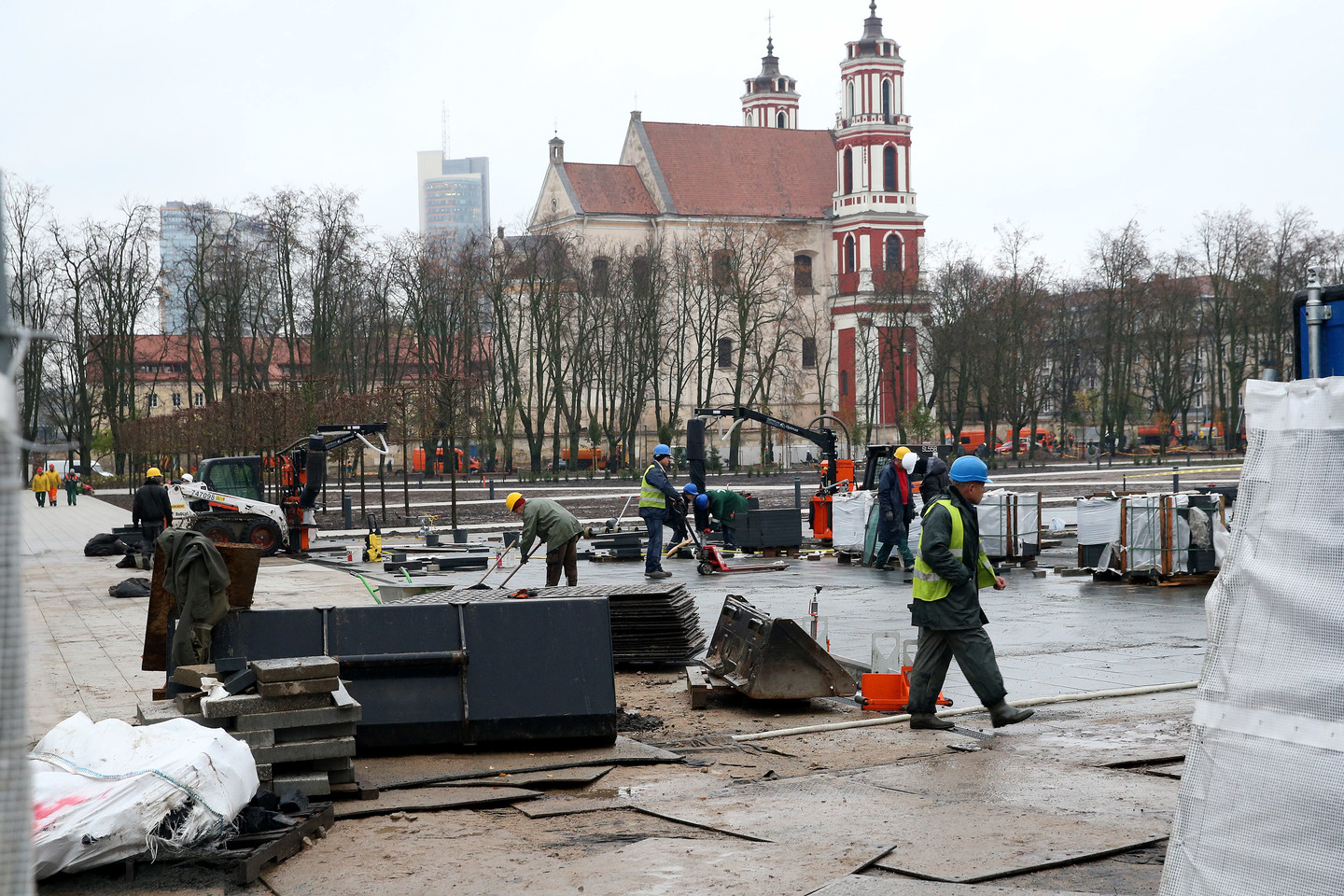 Darbininkai skuba: jau rytoj po rekonstrukcijos atidaroma Lukiškių aikštė.<br> R.Danisevičiaus nuotr.