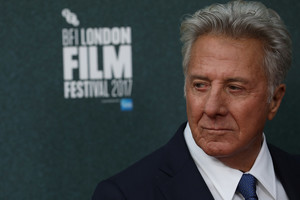 Holivudo žvaigždė Dustinas Hoffmanas atsiprašė už įtariamą lytinį priekabiavimą