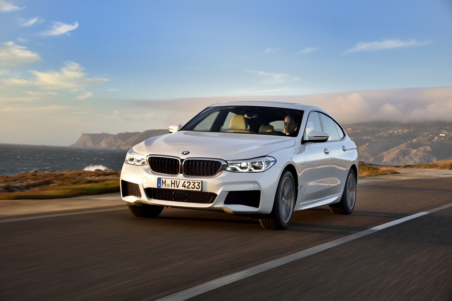 6 serijos BMW „Gran Turismo“ kėbulo formos ir jų išnaudojimas projektuojant salono erdvę padarė įspūdį konkurso komisijai.<br>Gamintojo nuotr.