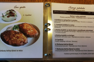 Kavinėje paprašėme bulvinių blynų. Vėliau apsidžiaugėme jų negavę