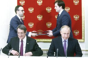 Rusijos žaidimai: maitina Kiprą, o pati alksta